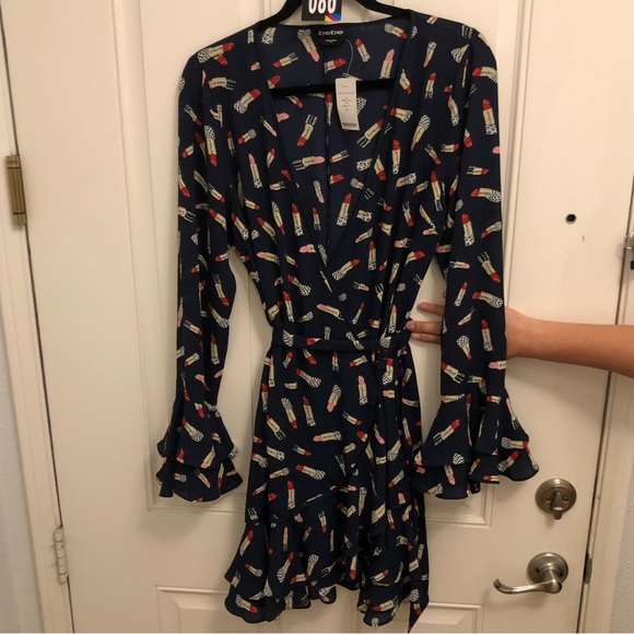 NWT New Bebe Denise Rufffled Navy Blue Wrap Dress Lipstick Print Sz  10 - Picture 5 of 16